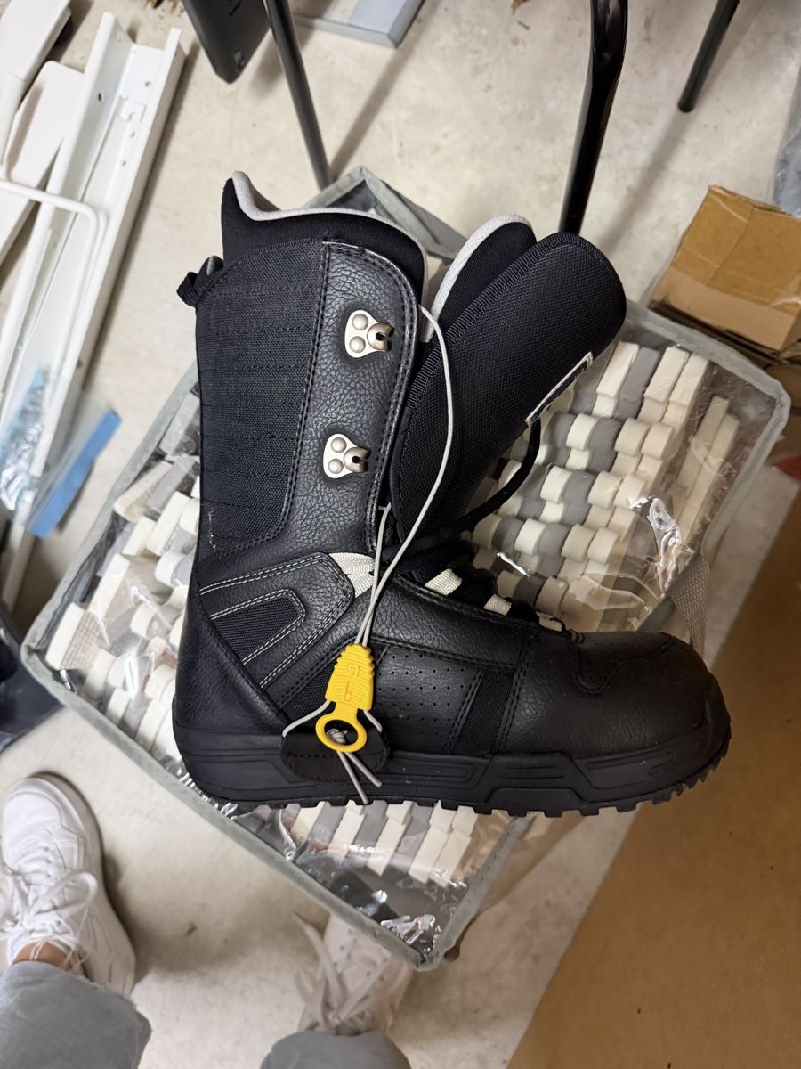 Burton Herrenschuhe: Burton Snowboard boots 37 – Gebraucht aus Wallisellen von marianna.rosso333