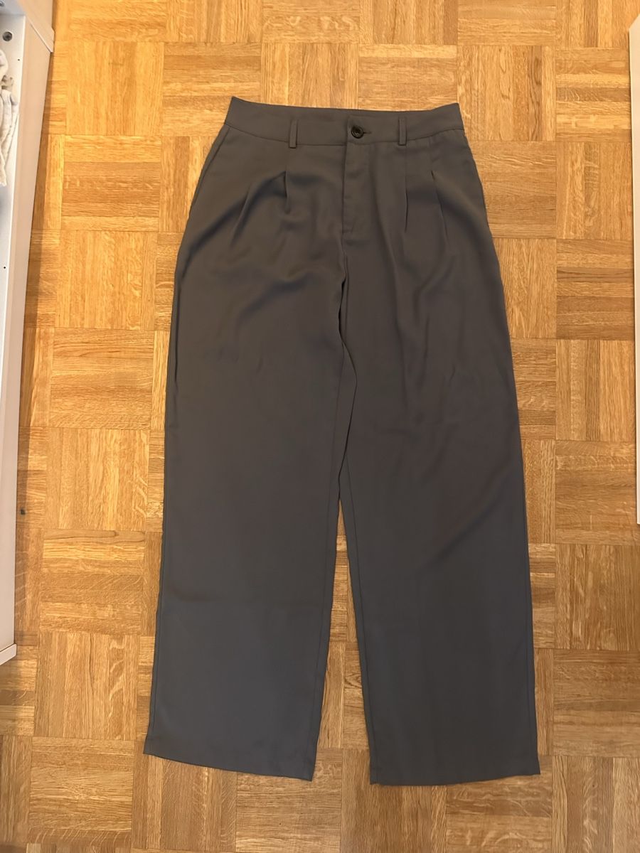 Shein Pantaloni: Shein Stoffhose Anthrazit - Grösse L – Usato da Dierikon venduto da anfuchs