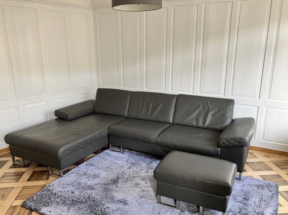 Elegante, graue Ledercouch mit Hocker 290x190 (Gebraucht) in Domat/Ems ...