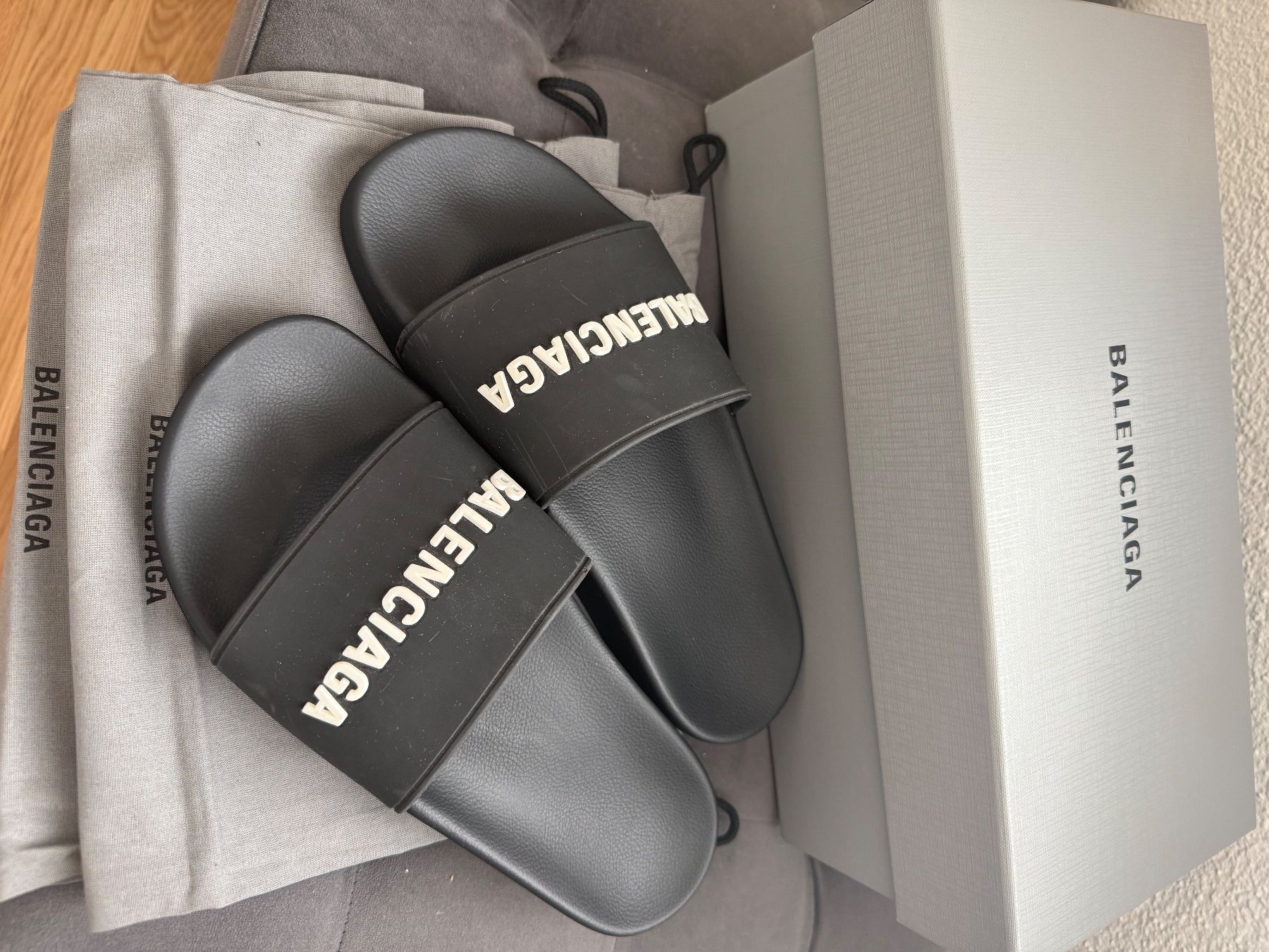 Balenciaga Scarpe da uomo: Balenciaga Pool Slide Badepantoletten – Nuovo (secondo la descrizione) da Männedorf venduto da bar_6cbc