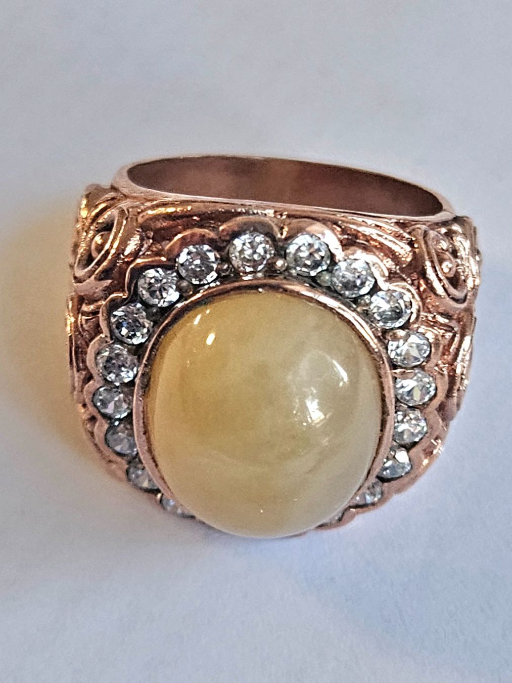 Bagues: Ring mit hellem Cabochon Jade – Neuf (Voir description) à Zürich par adriben 1