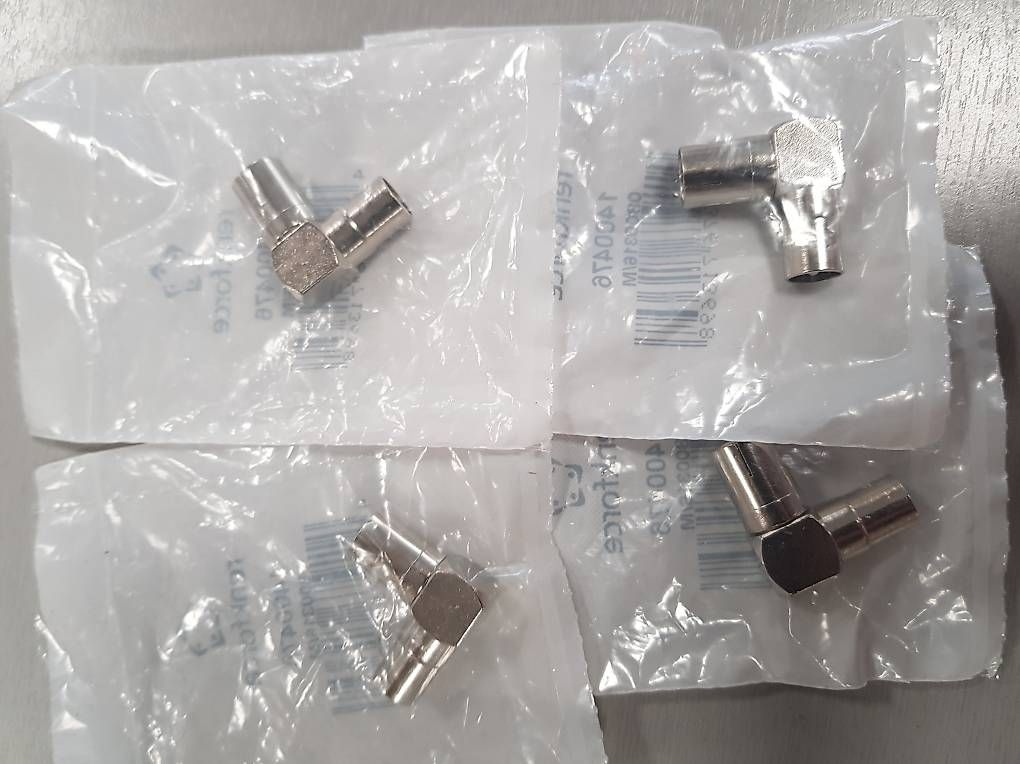 Radiocomunicazione: Neu!! 4x Antennenstecker Ellbogen – Usato da Brüttisellen venduto da mfran