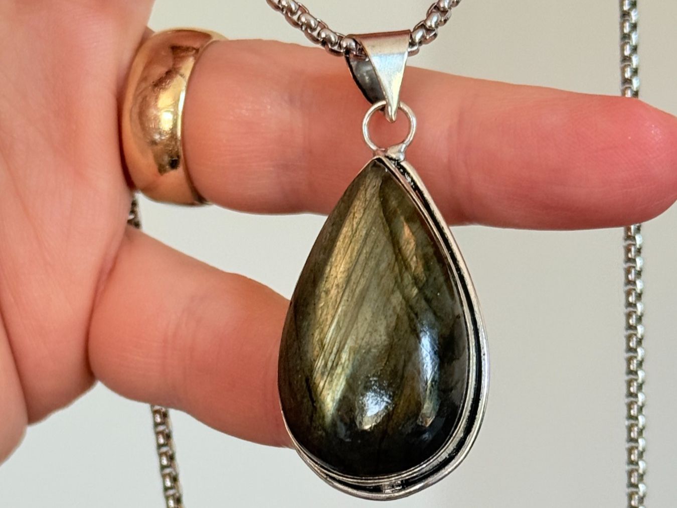 Catenine: Collier vintage avec pendentif pierre Labradorite – Nuovo e nell'imballaggio originale da Genève venduto da AWWA