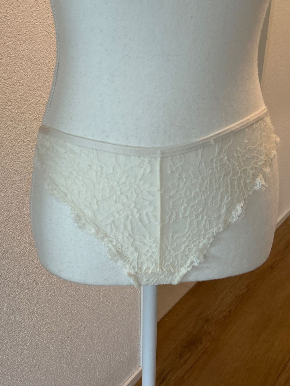 Manor Altra biancheria intima: Tanga ecru mit Spitzen von Manor Gr. M – Usato da Brunnen venduto da Nala2929 4
