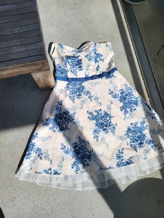 Sommerliches Kleid mit Blumenmuster, Grösse 38, Top Zustand