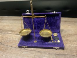 Antike Apothekerwaage Messing mit Gewichten in Etui