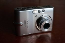 Nikon Coolpix L11 super kleine Reisekamera 2x AA Batterie