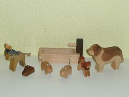 6 geschnitzte " Holztiere mit Tok Brunnen "
