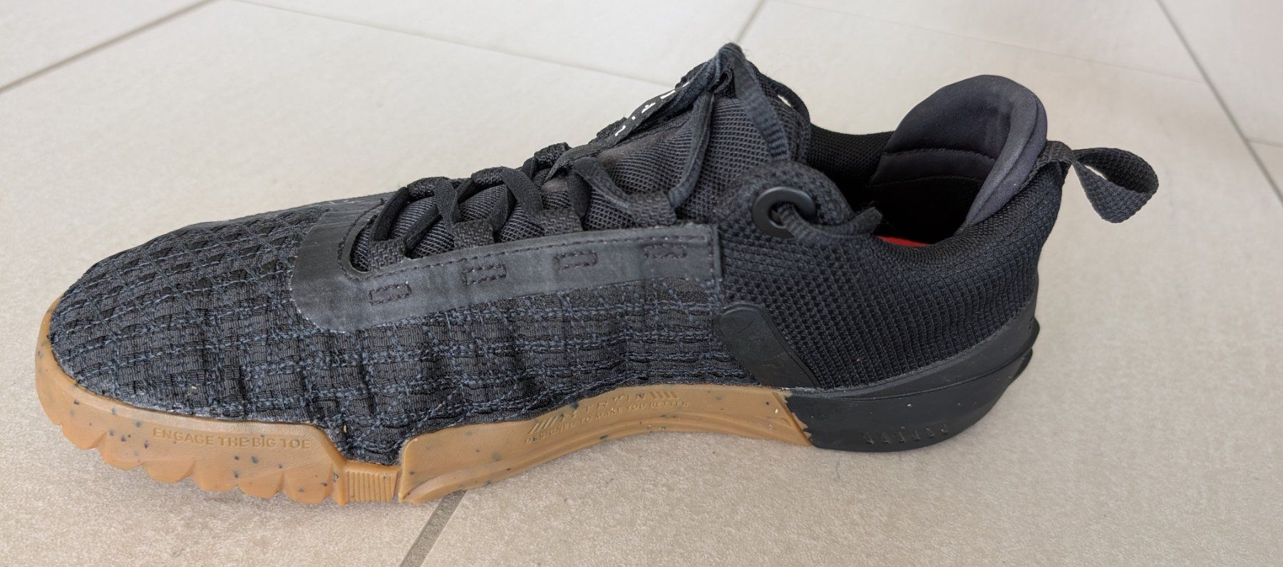 Under Armour Scarpe da uomo: Under Armour Trainingschuh Gr. 43 – Usato da Eggenwil venduto da Almond0 2