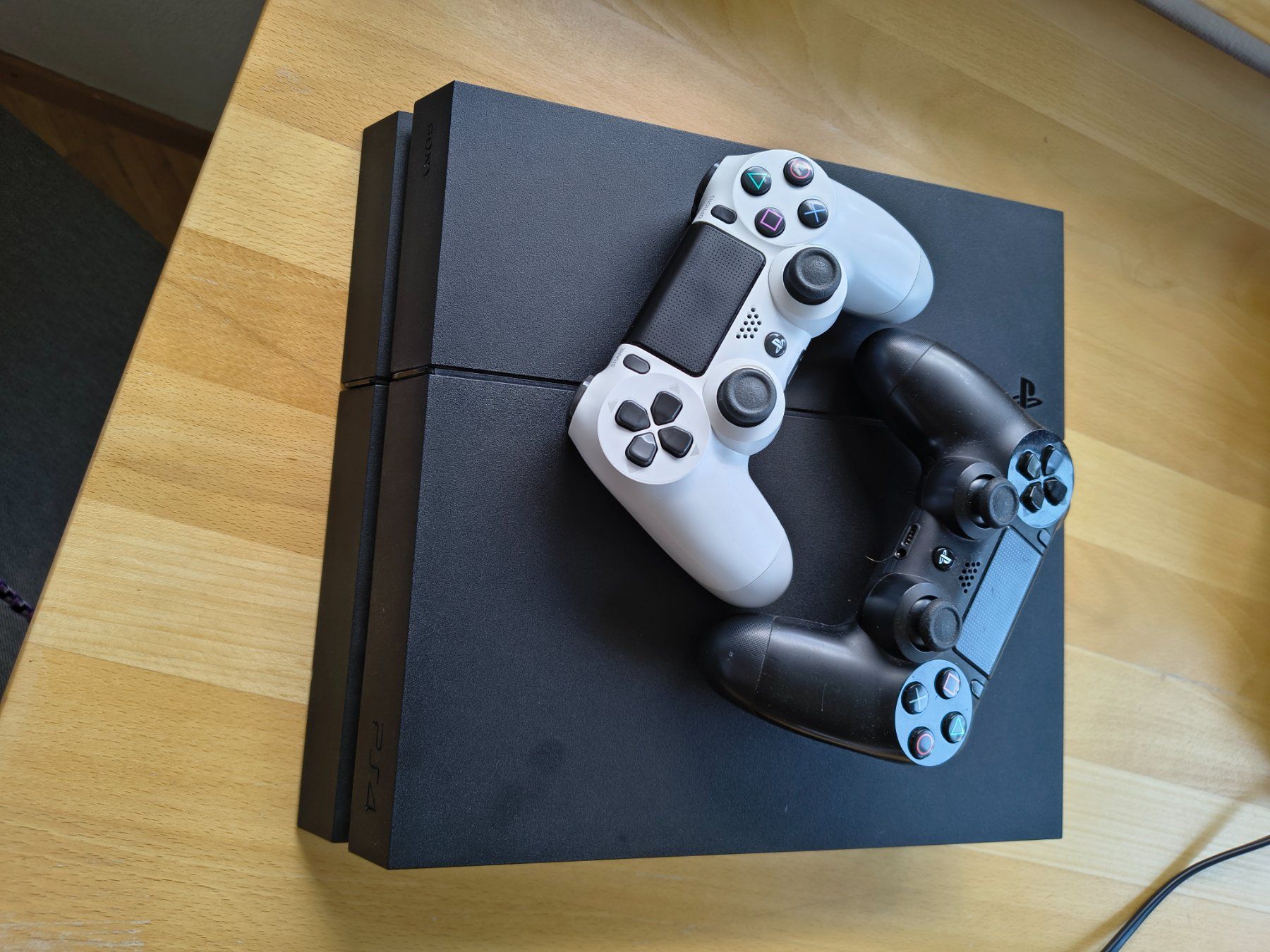 Sony Konsolen: PS4 Konsole mit 2 Controllern und Spielen – Gebraucht aus St. Gallen von cga_ww99 1