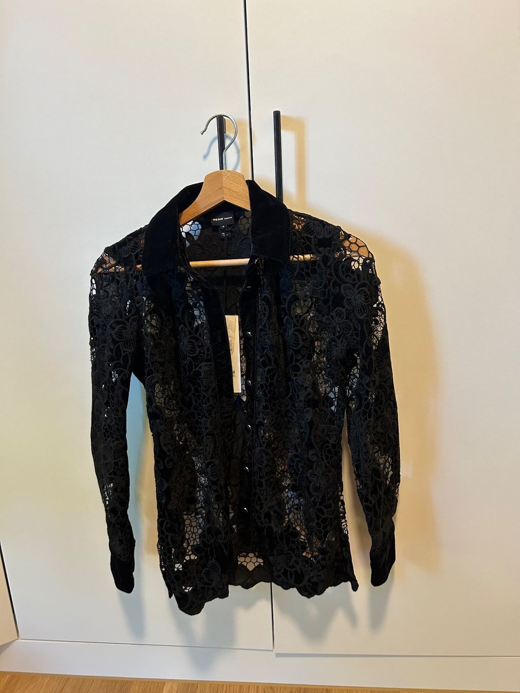 Chemisiers: Damen Bluse schwarz Grösse 6 Spitze Samt – Neuf (Voir description) à Zürich par Dailychic 3