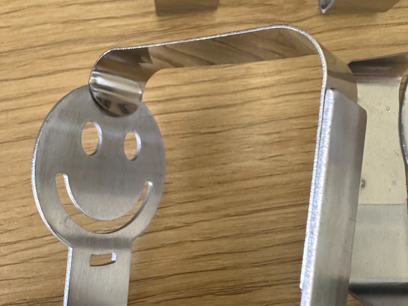 Fixations: 4x Smiley Metall Tischklammern – D'occasion à Boniswil par sunnebluemeli 1