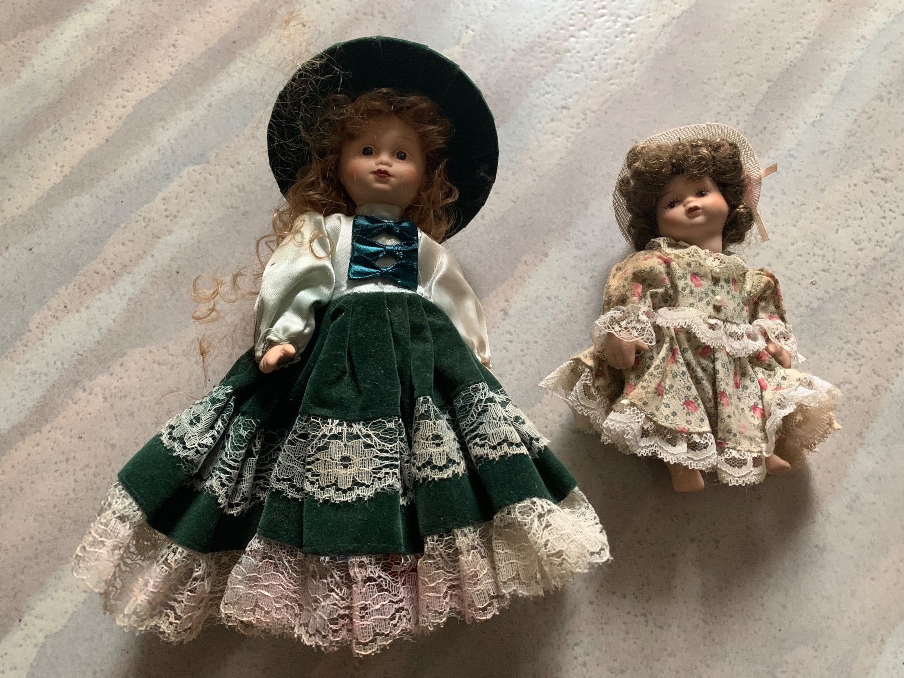 Puppen: Deux poupées en porcelaine – Gebraucht aus Vernayaz von Darkfrost