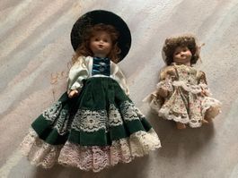Deux poupées en porcelaine
