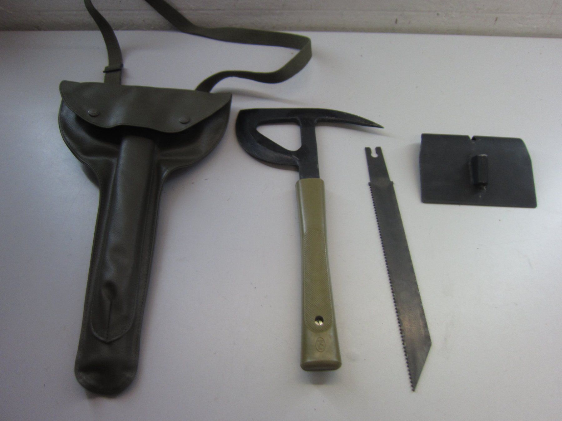 Armée suisse Tous les outils: Multifunktionsbeil der schweizer Armee 4 in 1 – D'occasion à Kilchberg ZH par Cuculus1 1