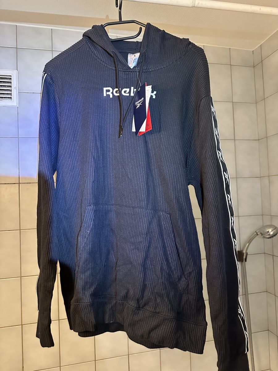Reebok Maglioni & Felpe: Pull sweat à capuche REEBOK neuf – Usato da Lausanne venduto da Tipouze