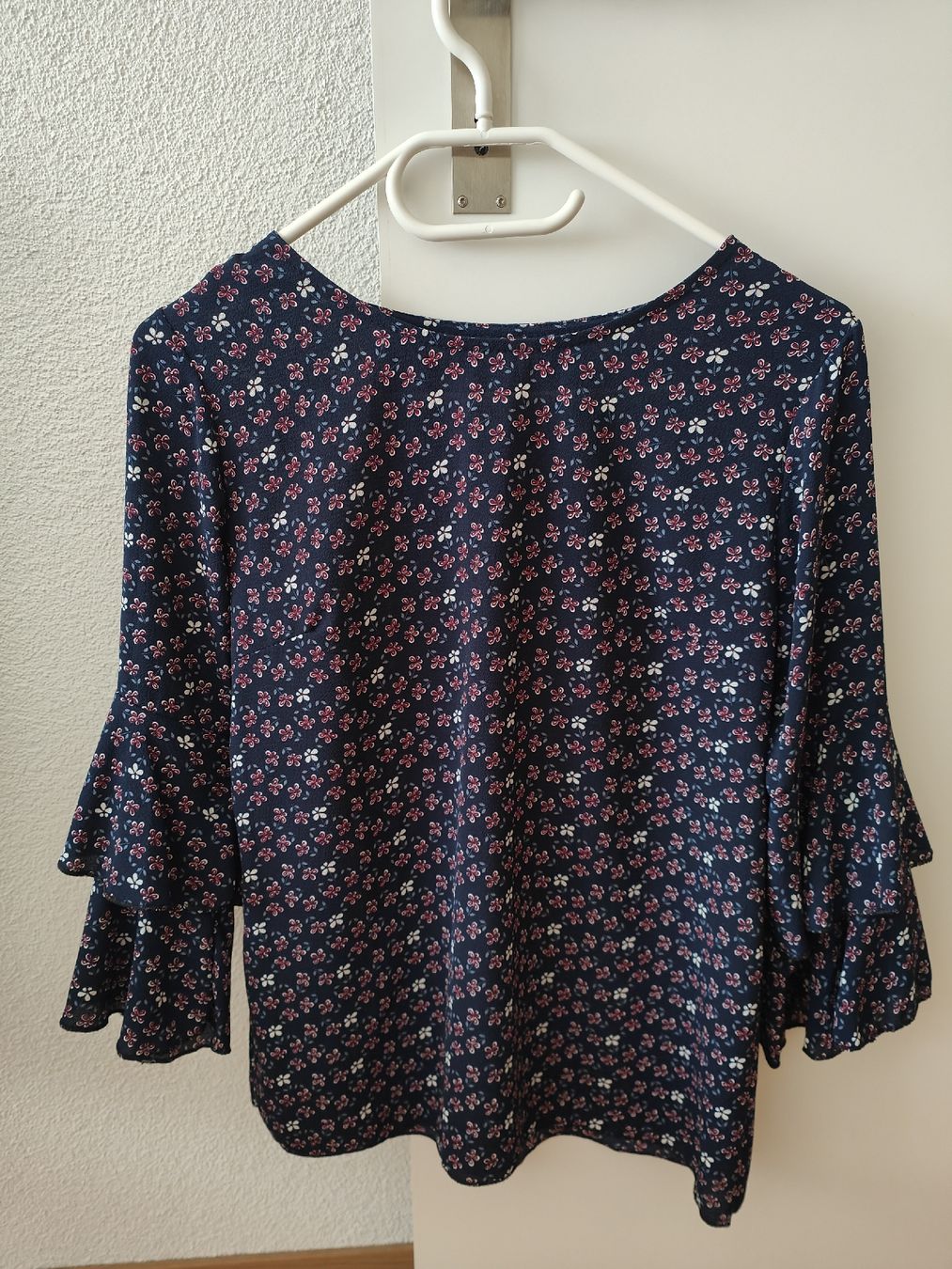 Lotti di vestiti: Kleiderpaket Bluse mit Blumenmuster, Grösse XS oder 36 – Usato da Altdorf UR venduto da fga_8v2t 8