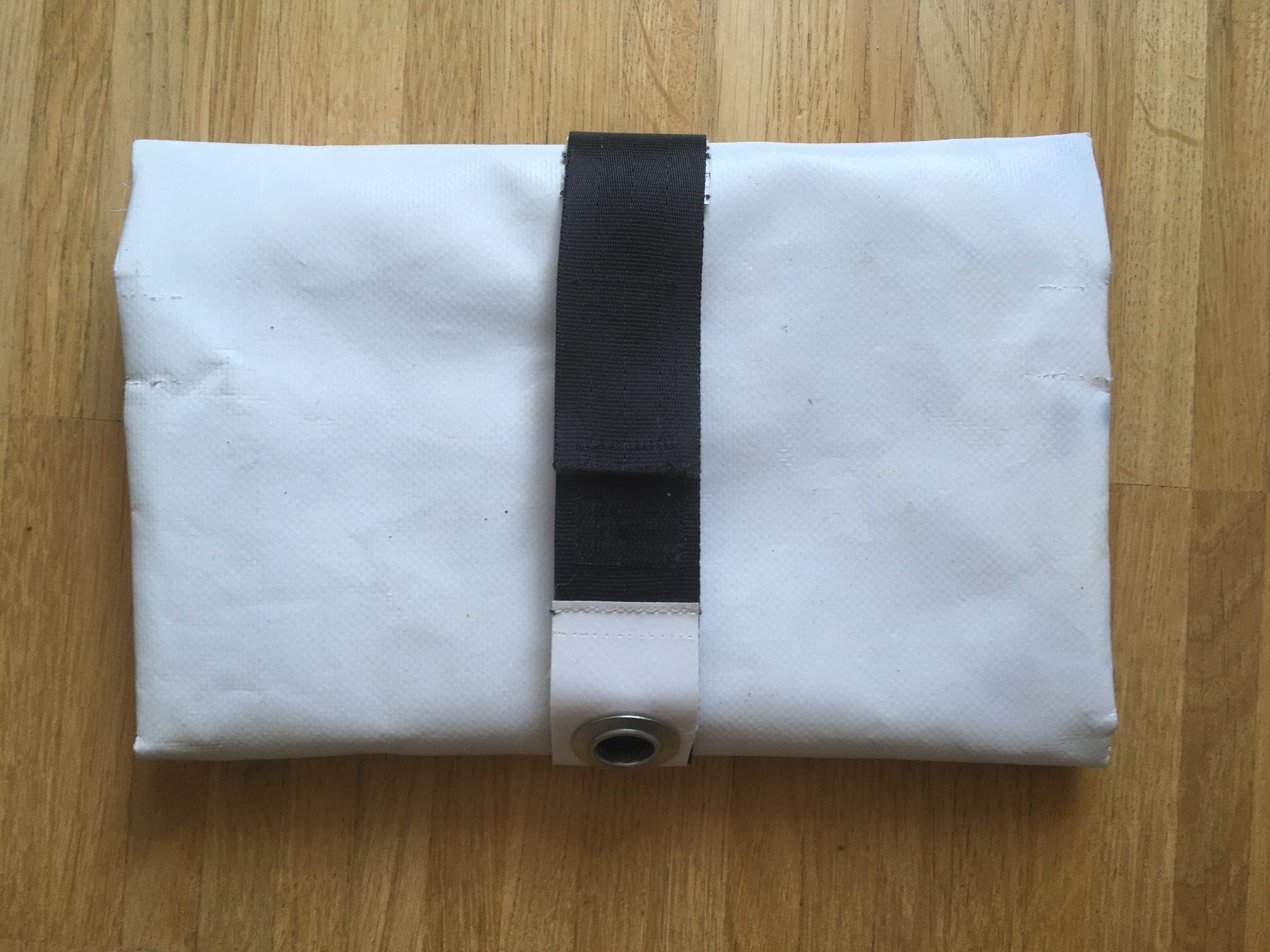 Kosmetikkoffer: Upcycling (Reise) Necessaire – Gebraucht aus Bern von Leer.gut 1
