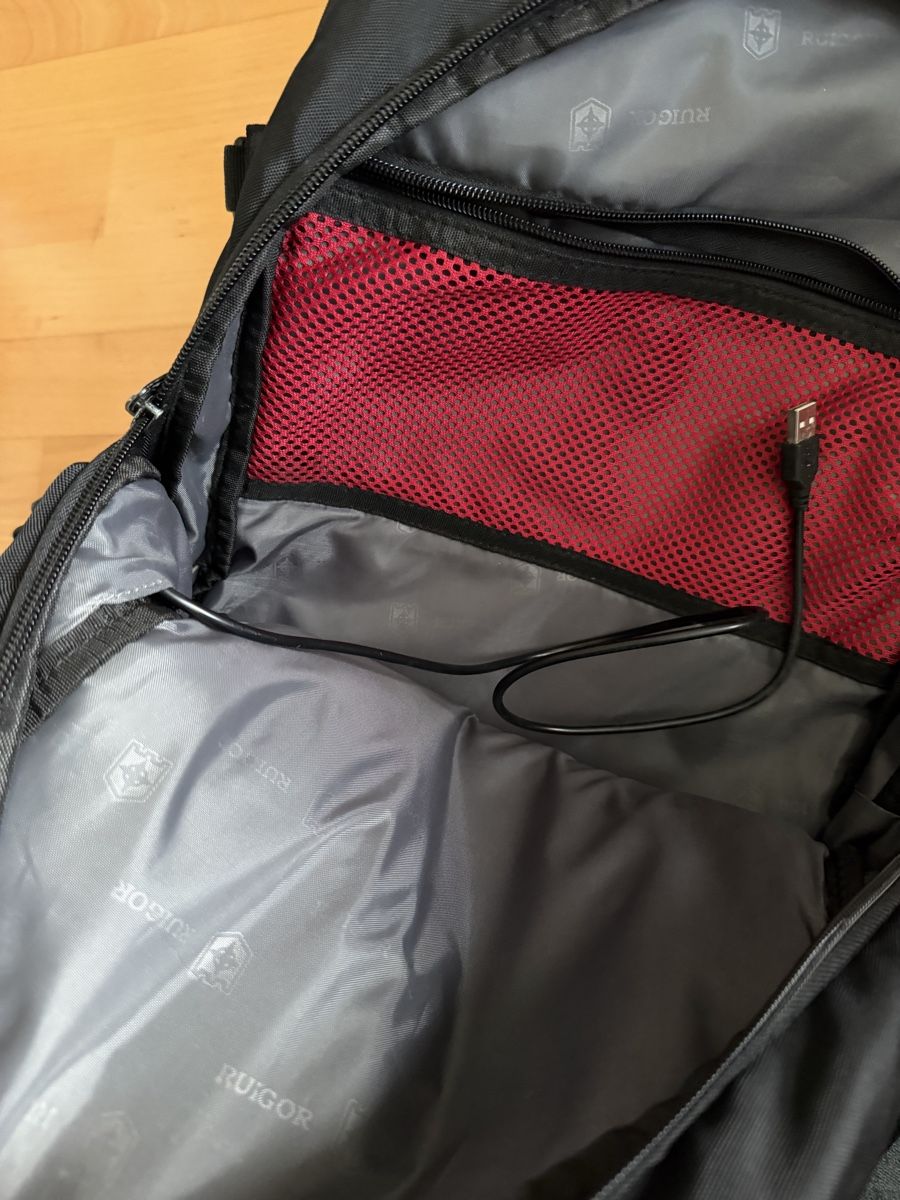 Rucksäcke: Ruigor backpack with (laptop case and charging usb cable) – Gebraucht aus Zürich von arr_vq5w 5