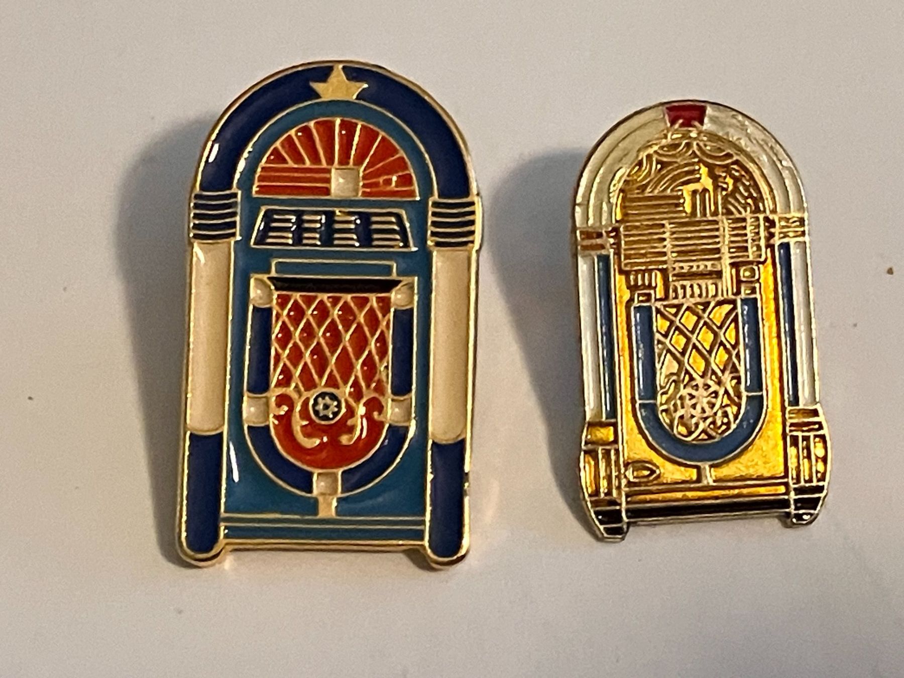 Placchette & Badge: 2 Pin Jukebox – Usato da Basel venduto da djwwpp