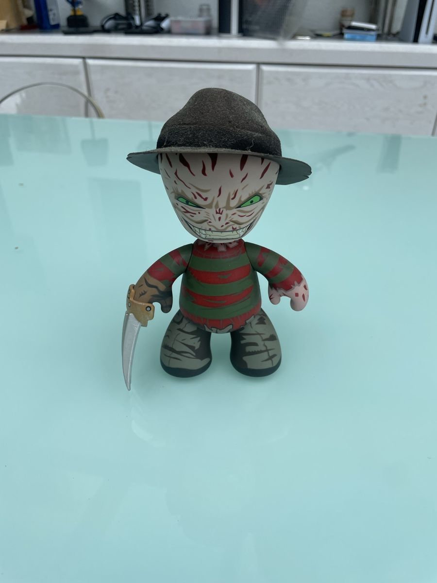 Statuette: Figurine Freddy Krueger  – Usato da Les Brenets venduto da serialdrink
