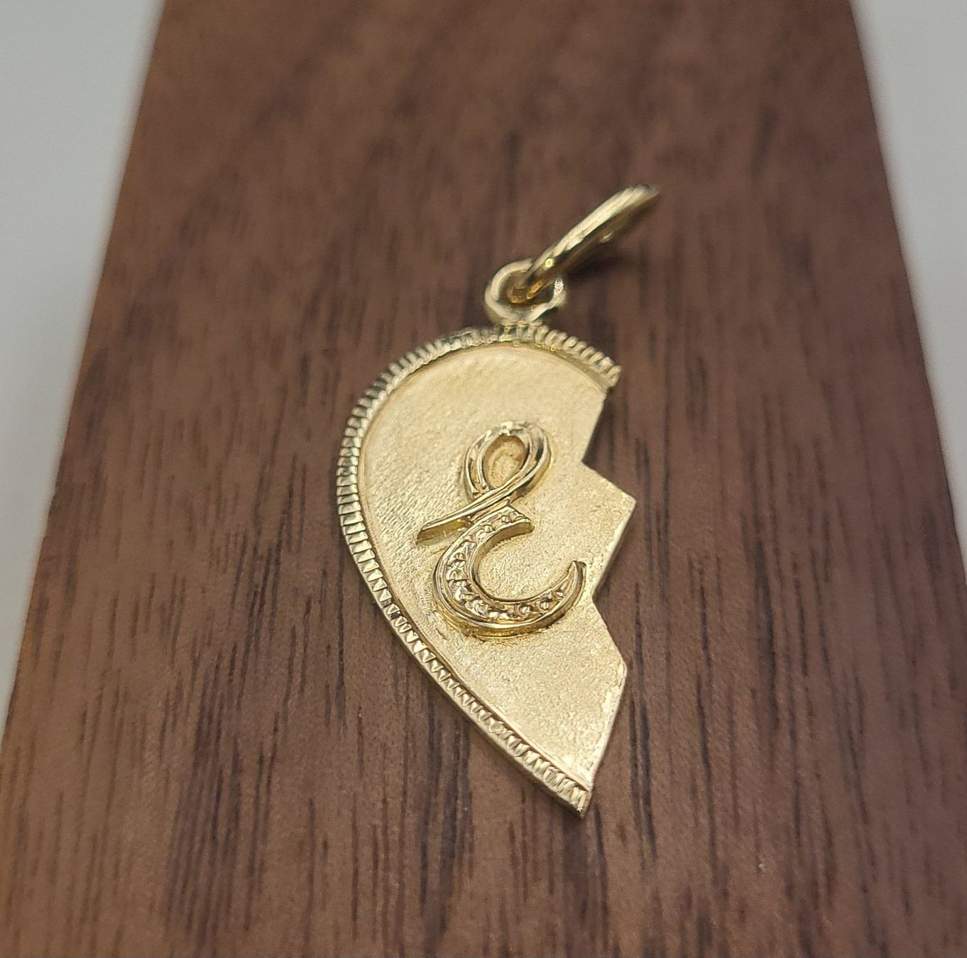 Pendentifs: 585 Gold Herzteil Anhänger Mit Initial E – D'occasion à Wald ZH par Dasilver