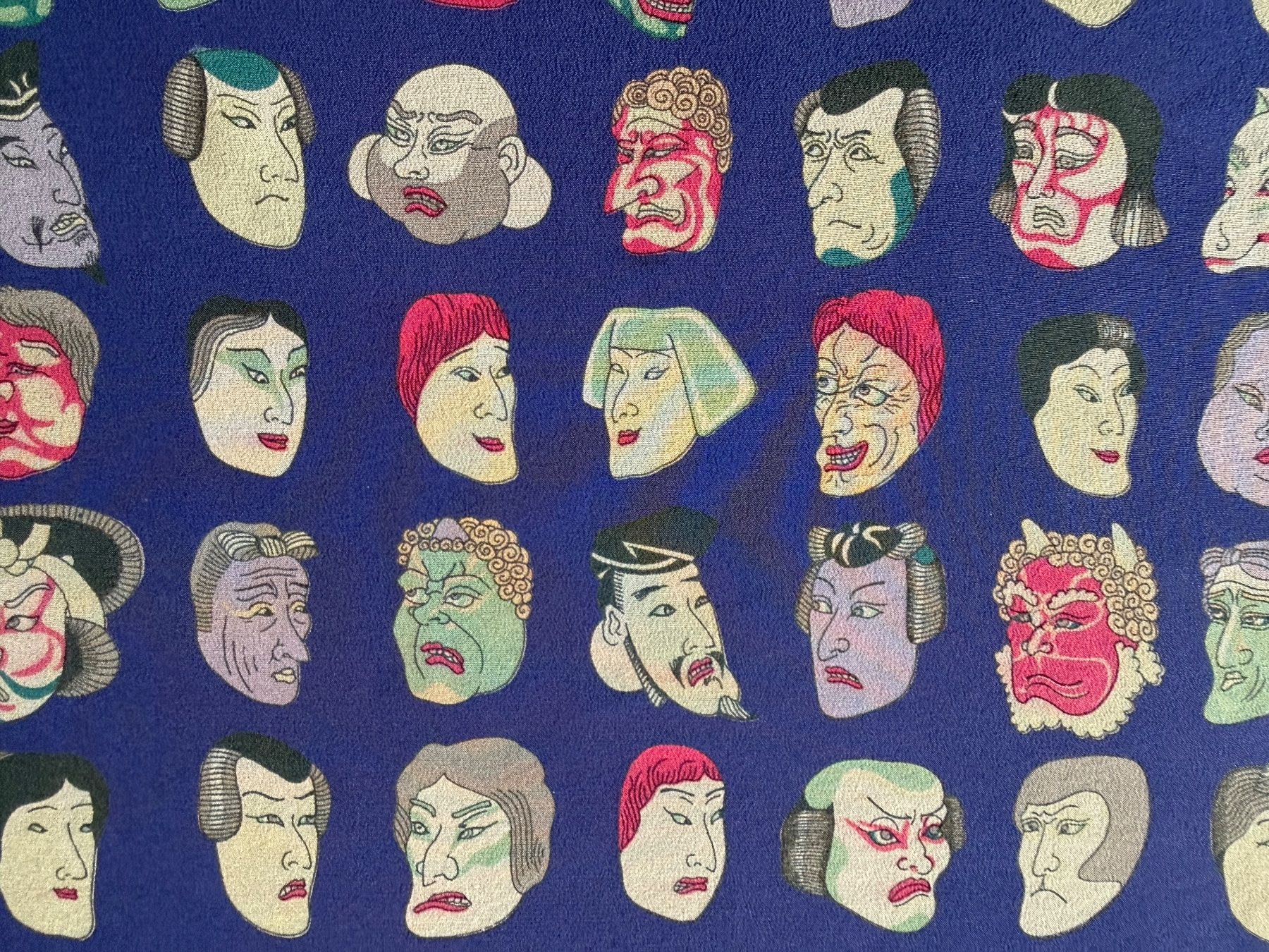 Fabric Frontline Foulard & Sciarpe: Gesichter Kabuki-Theater Fabric Frontline – Usato da Luzern venduto da Mamutpe 1