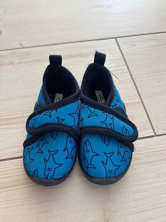 Scarpe per ragazzi: Pantoufles taille 20 – Usato da Chapelle-s-Moudon venduto da vanesso