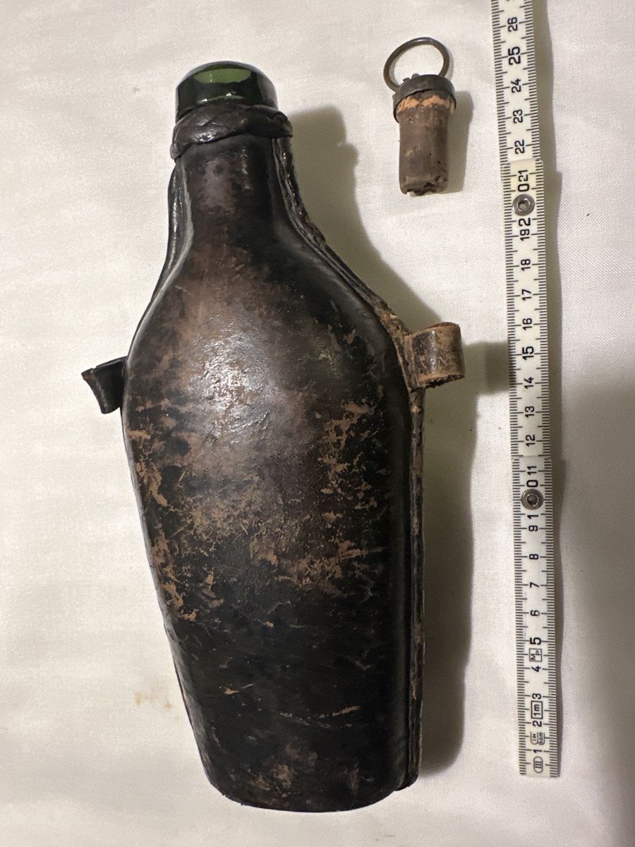 Bouteilles: Antike Lederflasche mit Glasflasche, ca. 1900 – D'occasion à Zürich par Chaeffeler 3