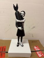 Banksy Girl With Bomb Skulptur, neuwertig, zu verkaufen