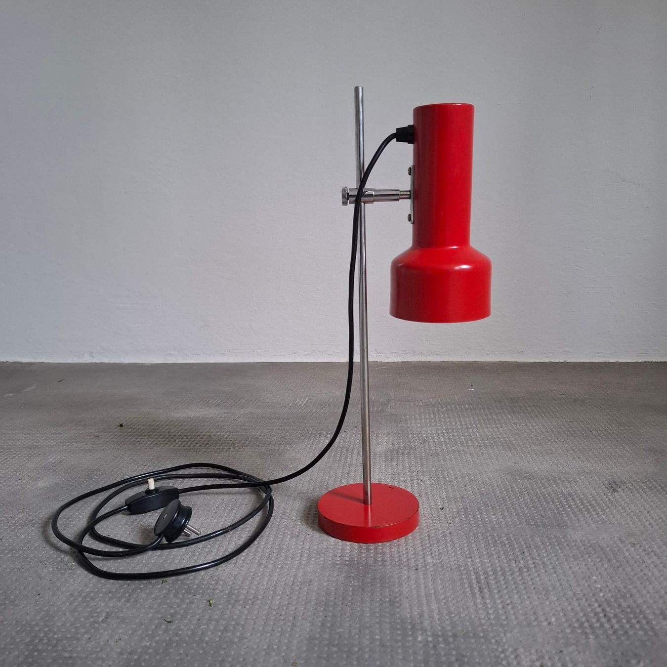 Lampade: Lampe de bureau Spot rouge retro 1970 – Usato da Neuchâtel venduto da Rochawood