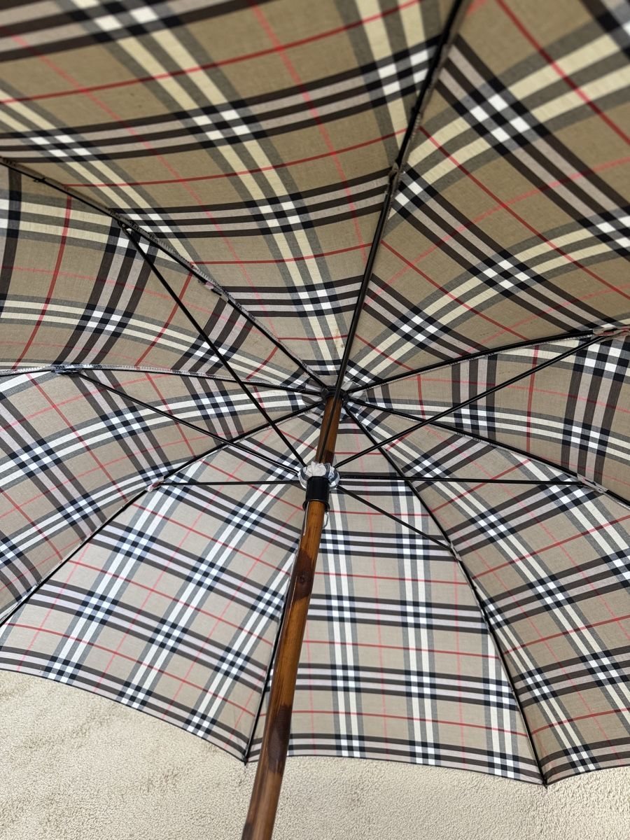Burberry Ombrelli: Burberry Regenschirm schönes Holz – Usato da Richterswil venduto da Solemare47Nicole 1