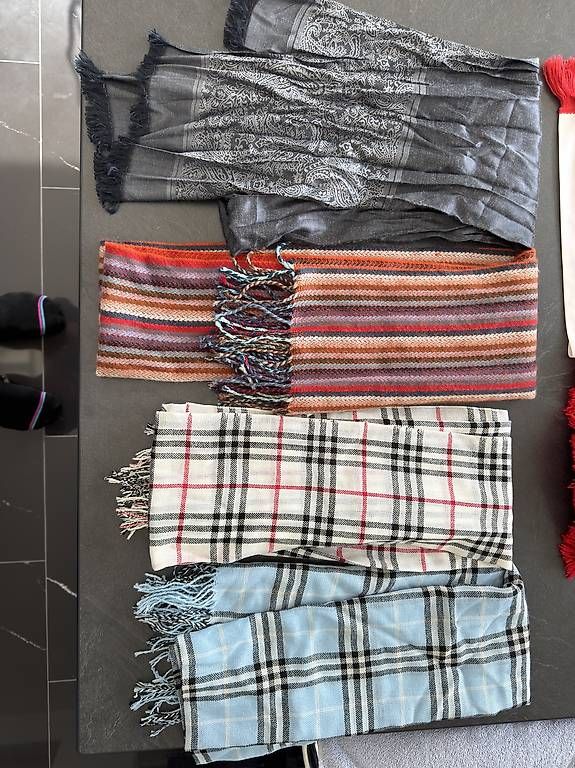 Foulard & Sciarpe: Diverse Schals – Usato da Wollerau venduto da nikeyyty