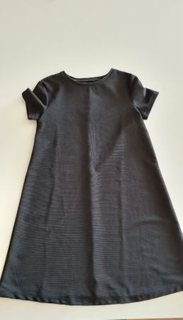 Schwarzes Sommerkleid, Grösse S/M, mit kleinem Mangel(Loch)