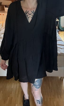 Robe noire fluide H&M - Élégante et confortable - Taille L