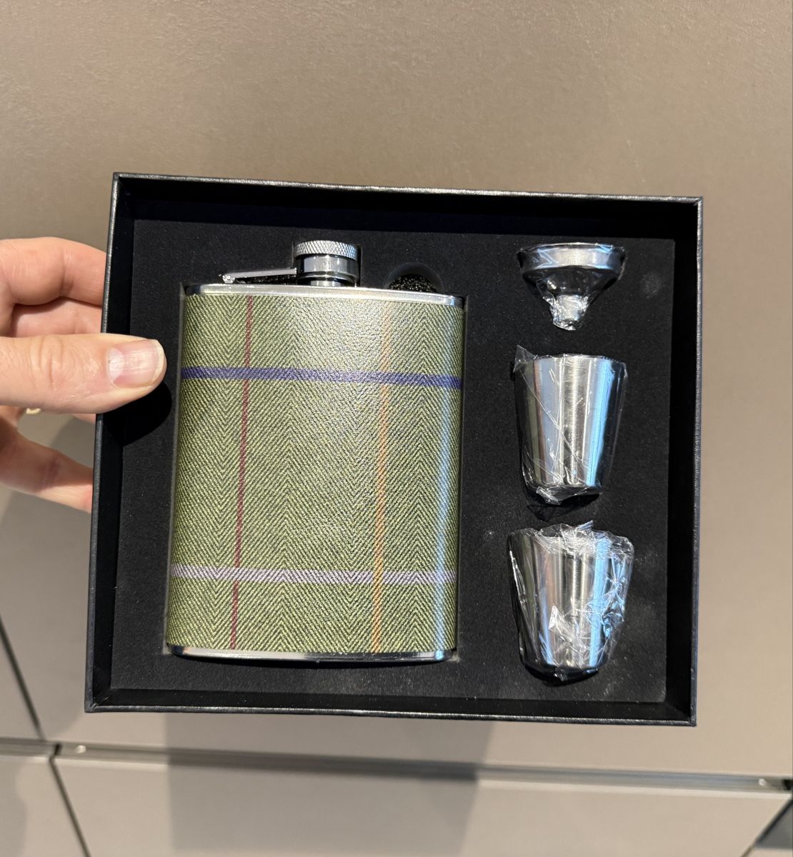 Altro: Stilvolle Flachmann Geschenkset mit Bechern und Trichter – Nuovo e nell'imballaggio originale da Seon venduto da Aaargauer01 3