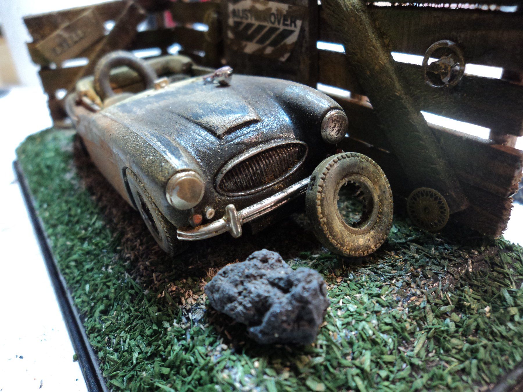 Modellautos: Austin Healey 3000 1/43 Diorama Hinterhof – Gebraucht aus Schwarzenburg von modelCARama 1