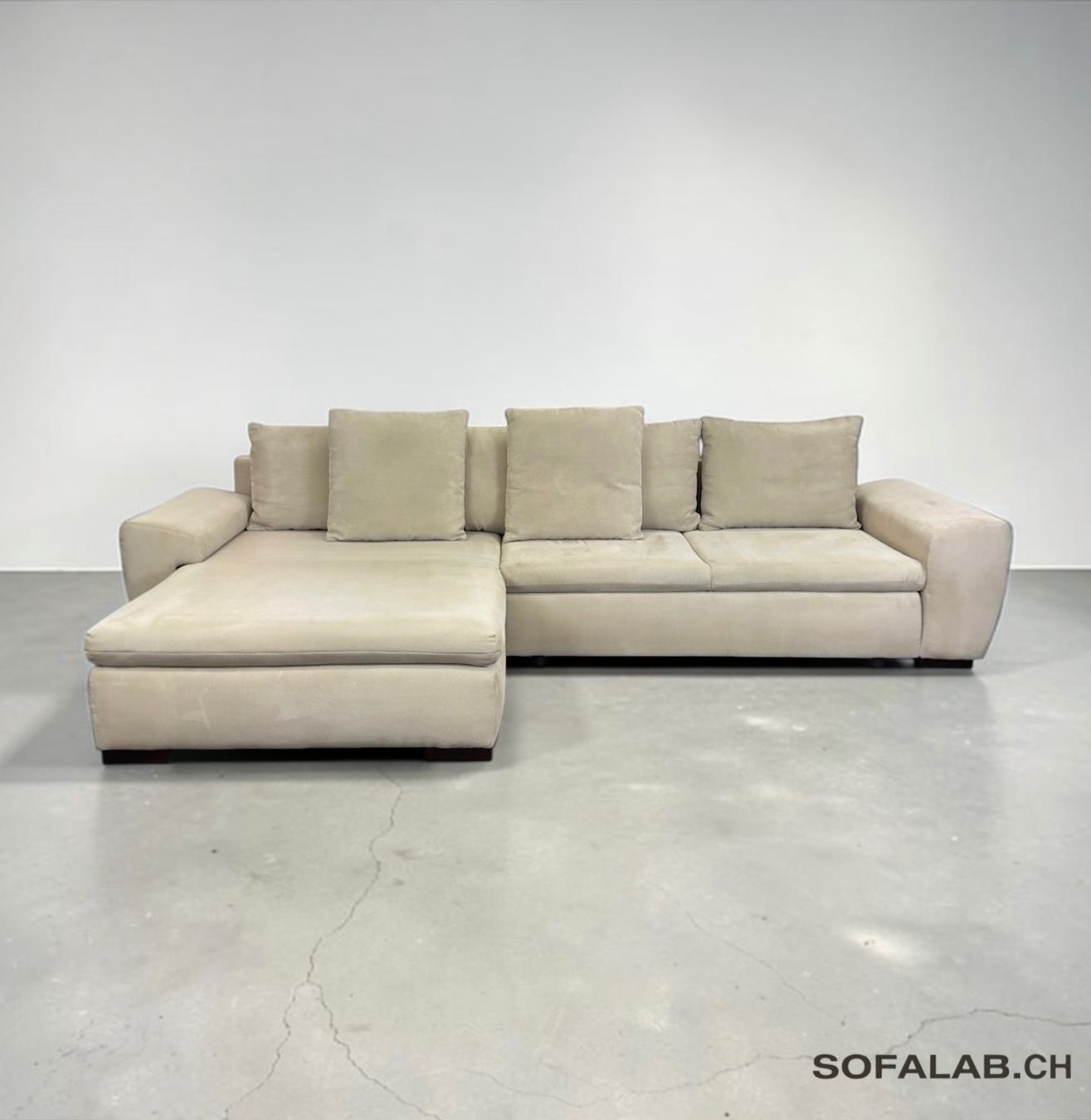 Divani: Beiges Ecksofa mit Schlaffunktion und Stauraum – Usato da Bachenbülach venduto da Sofalab.swiss