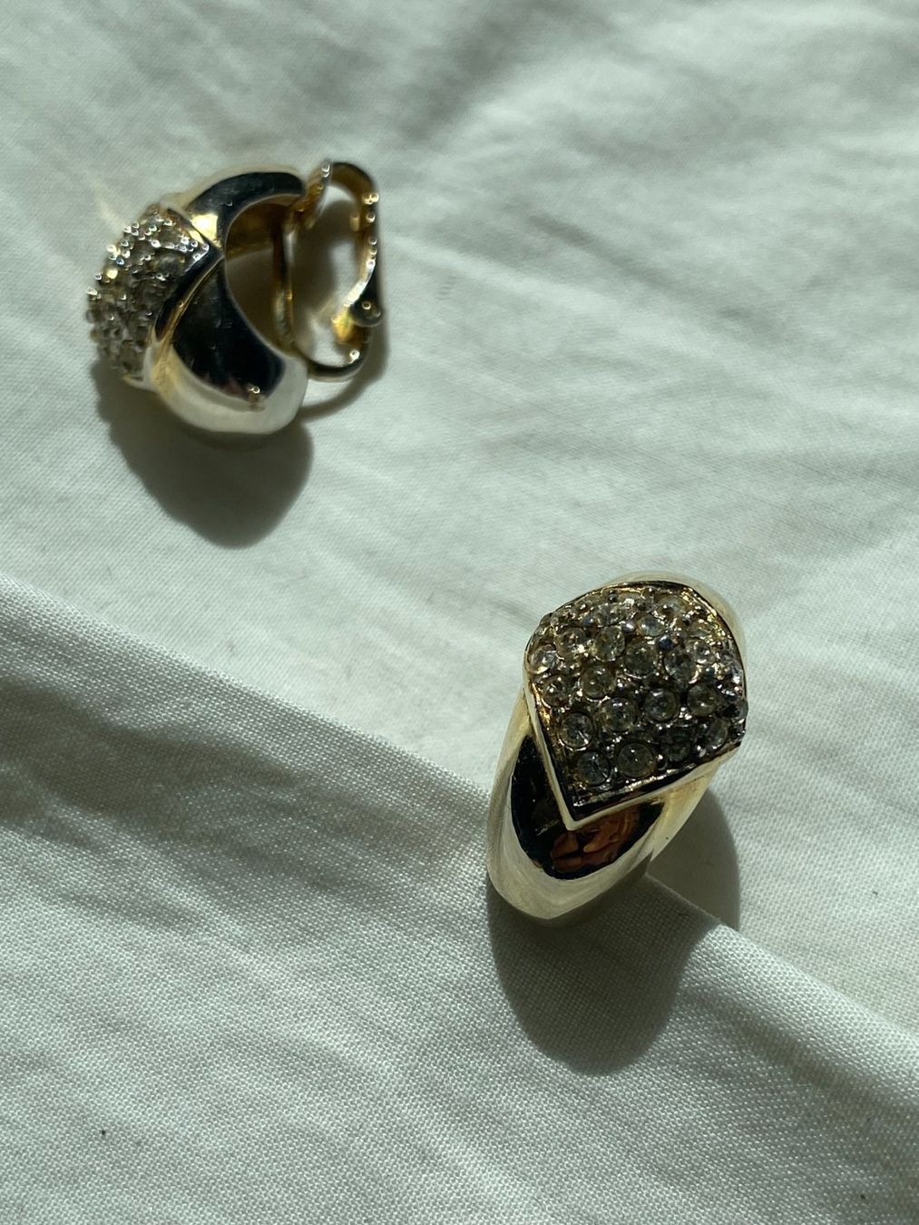 Orecchini pendenti & Orecchini a lobo: Modeschmuck, Ohrenclips mit Strass-Steinen, silbrig/goldig – Usato da Gümligen venduto da Primeselection