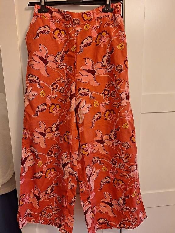 Pantaloni: INDISKA Leinenhose / Culotte Gr. S  Orange mit Blumenmuster – Usato da Zürich venduto da GingerJam