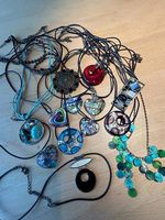 Modeschmuck gebraucht - Anhänger mit Ketten aus Schnur