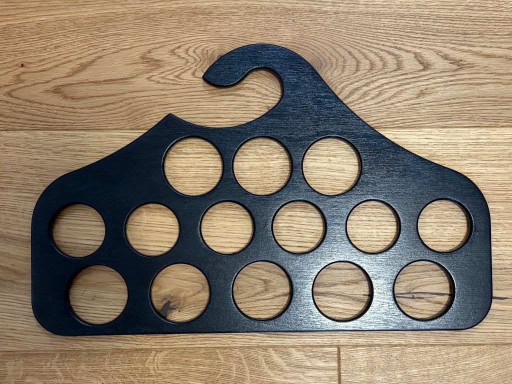 Porte manteau: Schalhalter / Schalbrett schwarz mit 14 Löchern – D'occasion à Riedt b. Erlen par f.brown
