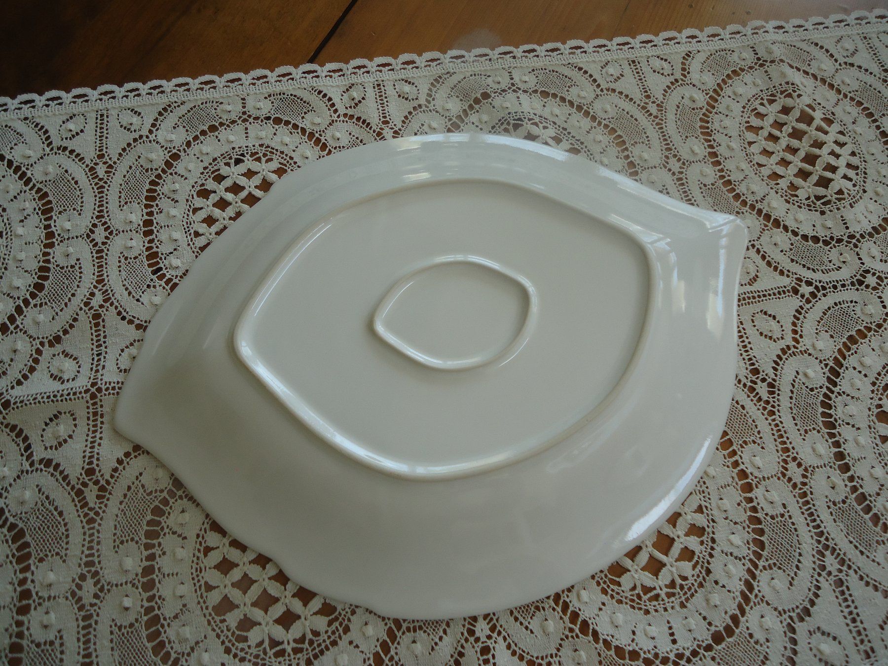 Servierplatten: Plat blanc porcelaine - Forme de feuille – Neu (gemäss Beschreibung) aus Vessy von mafabe 2