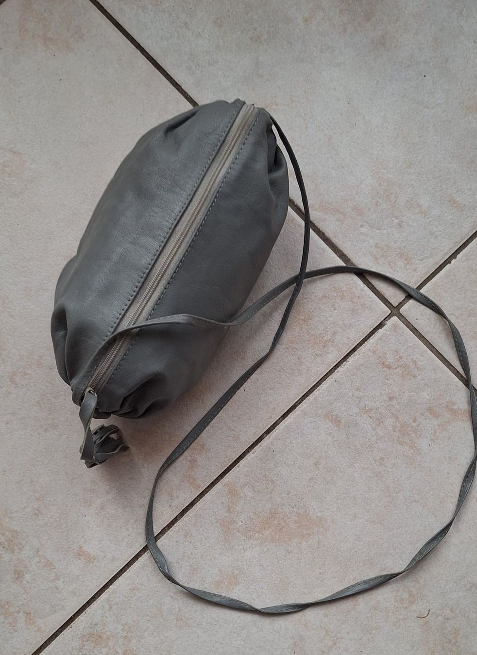 Borse da donna: Sac à main gris en cuir – Usato da St-Triphon venduto da Jldr0 2