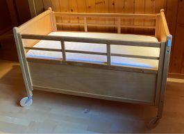 Vintage Babybett auf Rollen