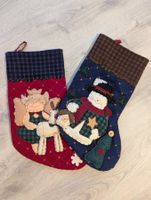 2er Set grosse Weihnachtsstrümpfe mit aufgenähten Motiven