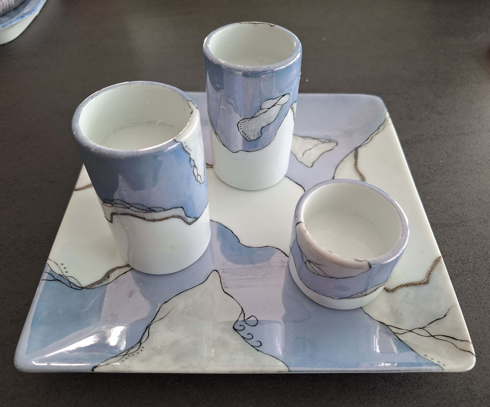 Portacandele: Kerzenständer 3er-Set mit Teller blau/platin – Nuovo (secondo la descrizione) da Niederrohrdorf venduto da Papillon_47