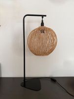 schöne Tischlampe Metall schwarz Korbgeflecht natur