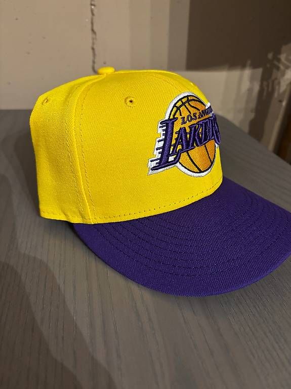 Copricapi, berretti & cappellini: Fitted Cap: Nba Basic Lakers gelb/violett, New Era 7 1/4 – Usato da Rickenbach venduto da salpi14