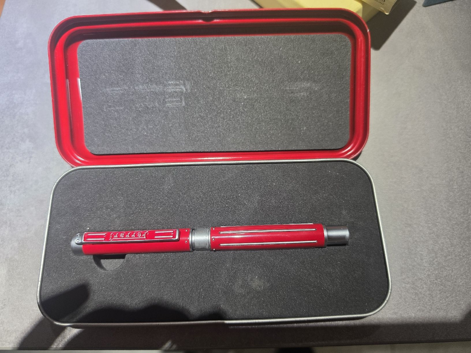 Il mondo degli animali: Stylo plume Ferrari rouge – Usato da Le Lignon venduto da ald_7lqp